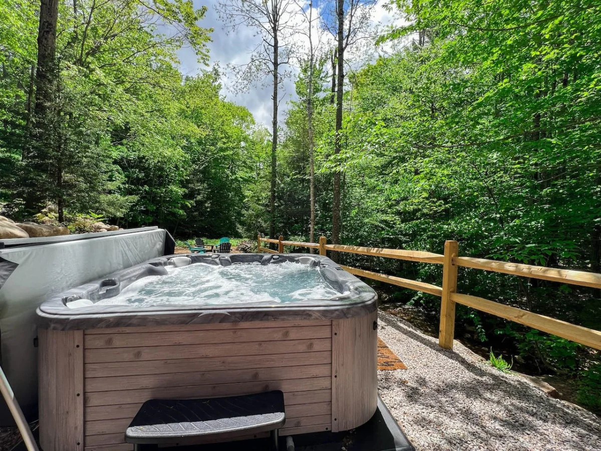 Spacious, Hot Tub, Game Room & Private Brook #48