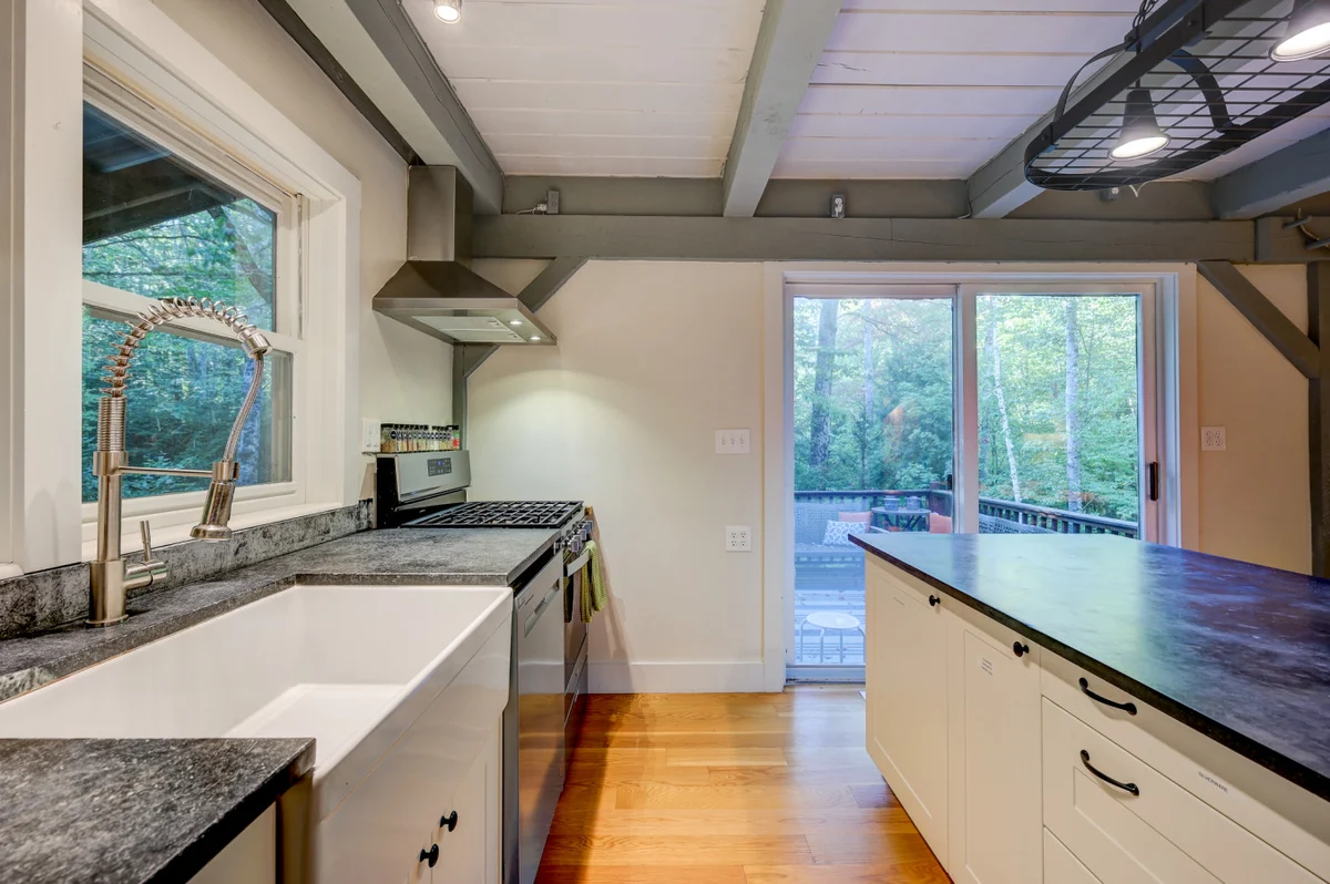 Spacious, Hot Tub, Game Room & Private Brook #38