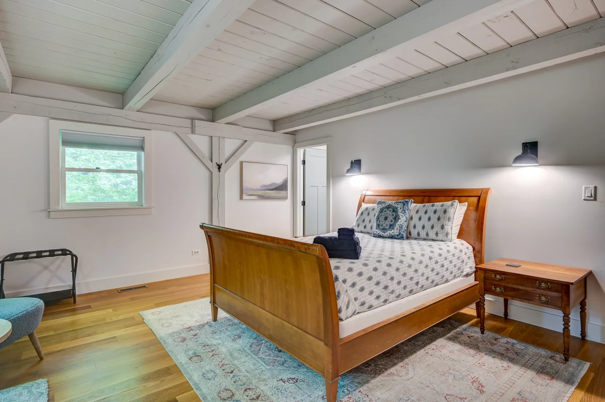 Spacious, Hot Tub, Game Room & Private Brook #84