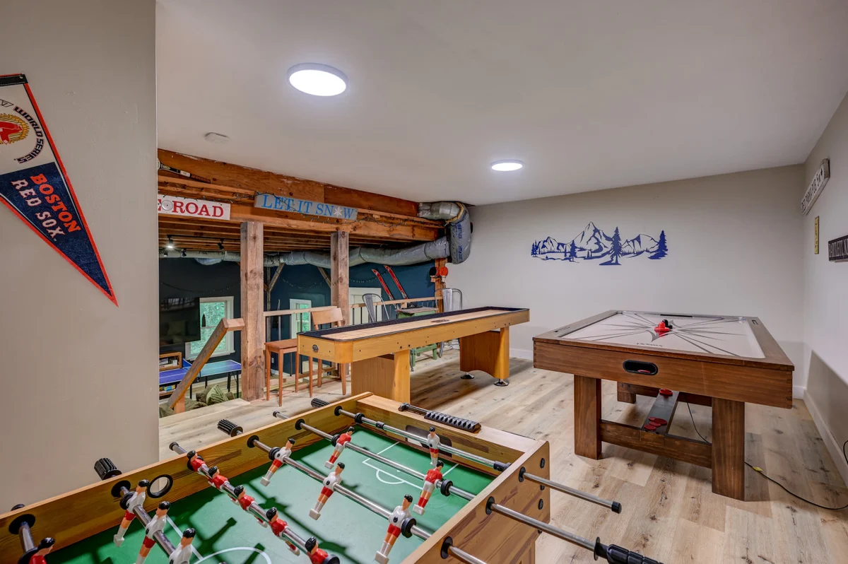 Spacious, Hot Tub, Game Room & Private Brook #44