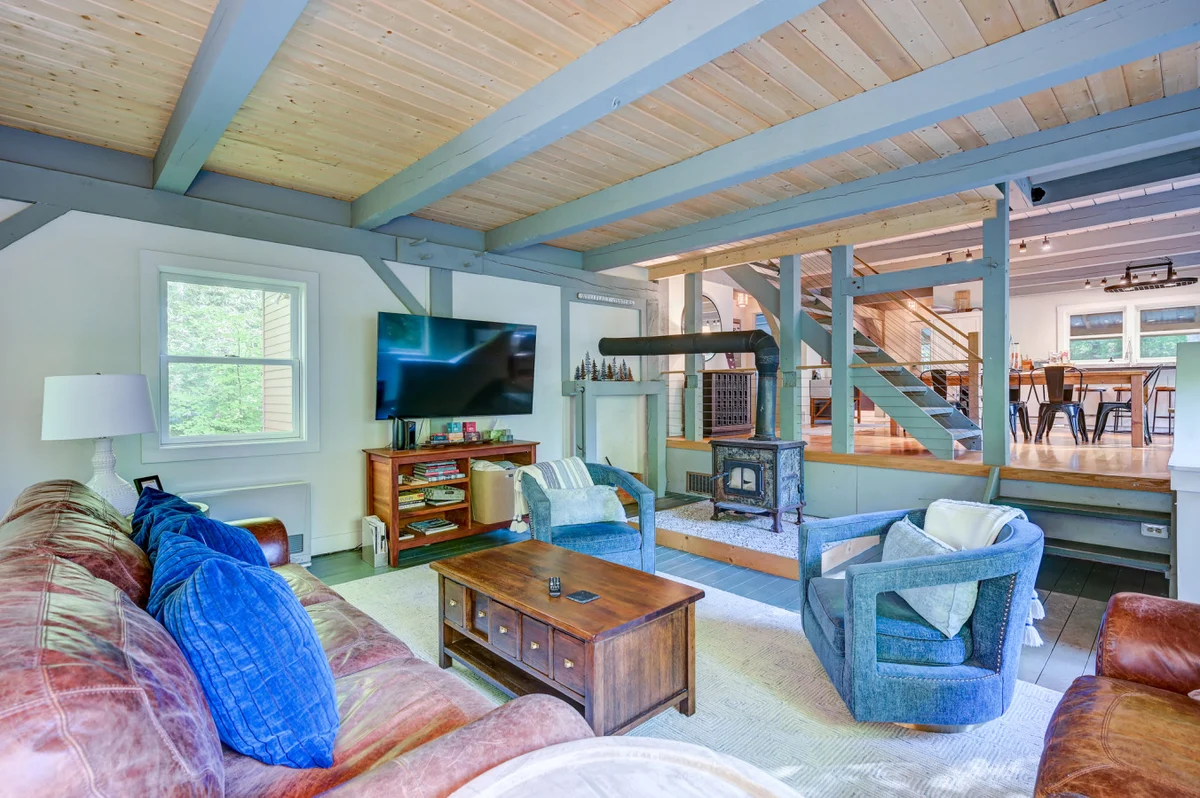 Spacious, Hot Tub, Game Room & Private Brook #8