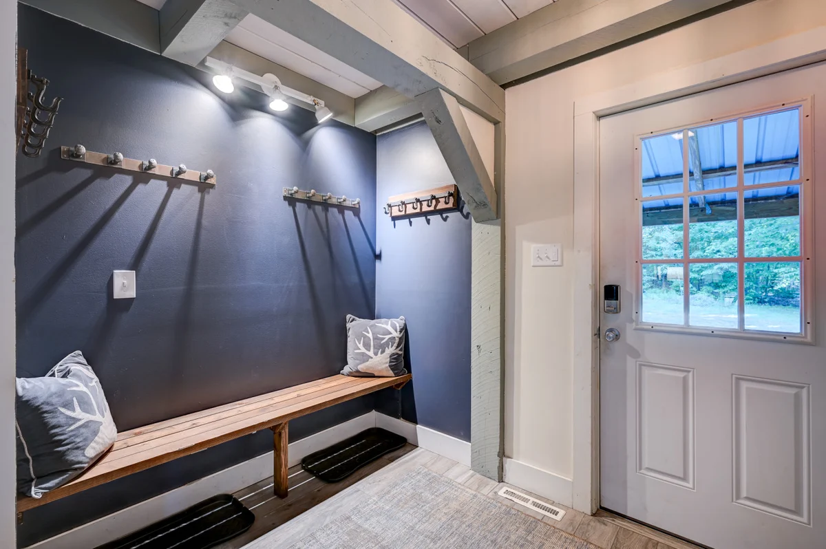 Spacious, Hot Tub, Game Room & Private Brook #33
