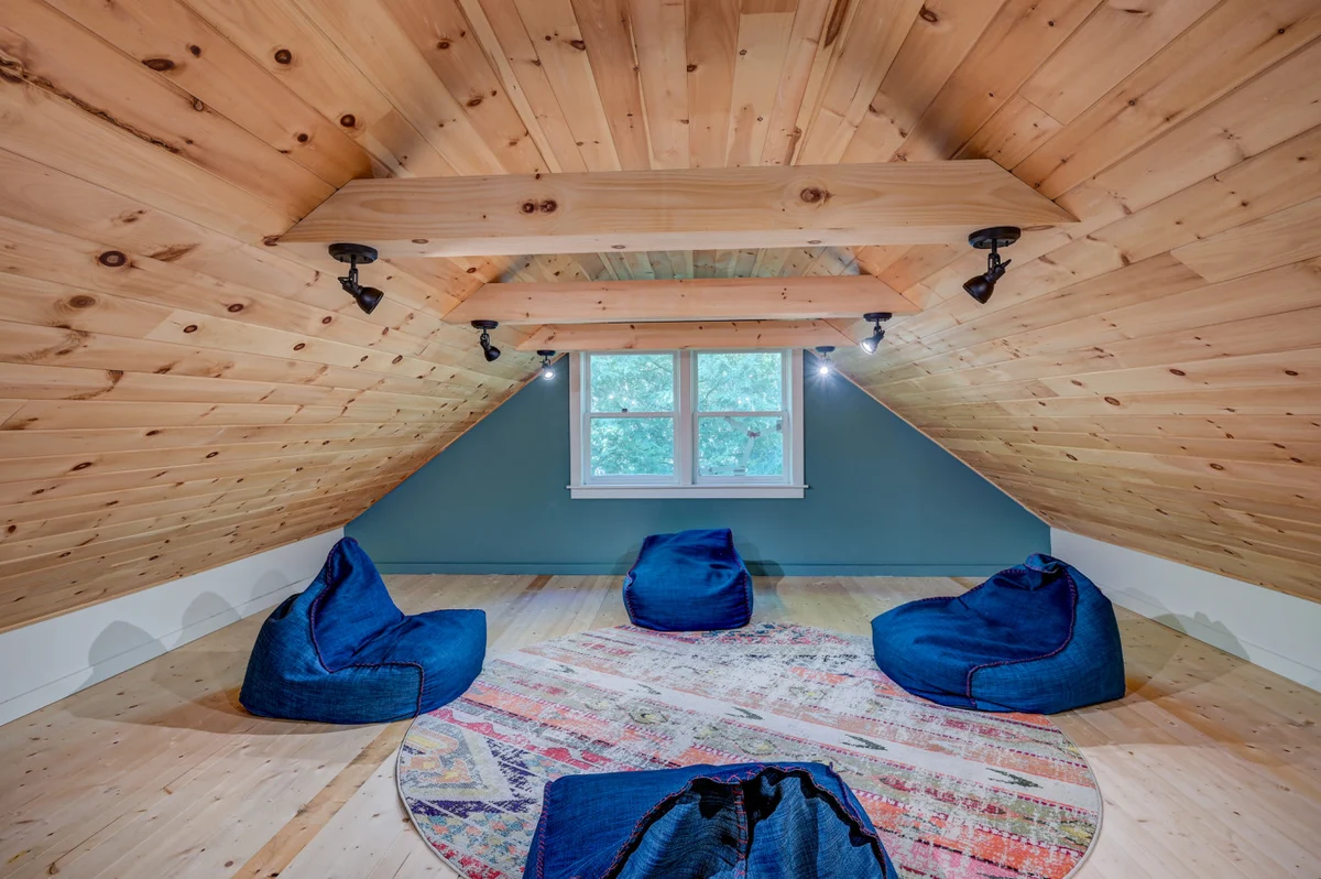 Spacious, Hot Tub, Game Room & Private Brook #15