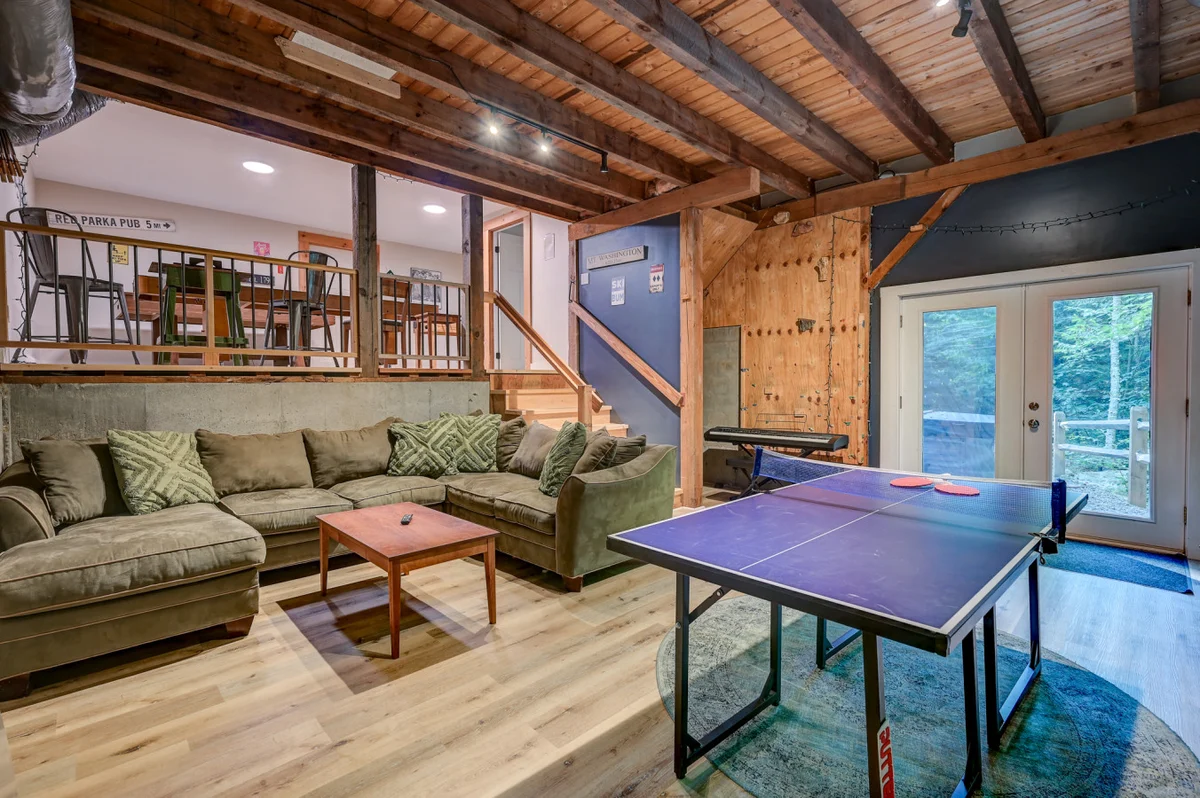Spacious, Hot Tub, Game Room & Private Brook #36