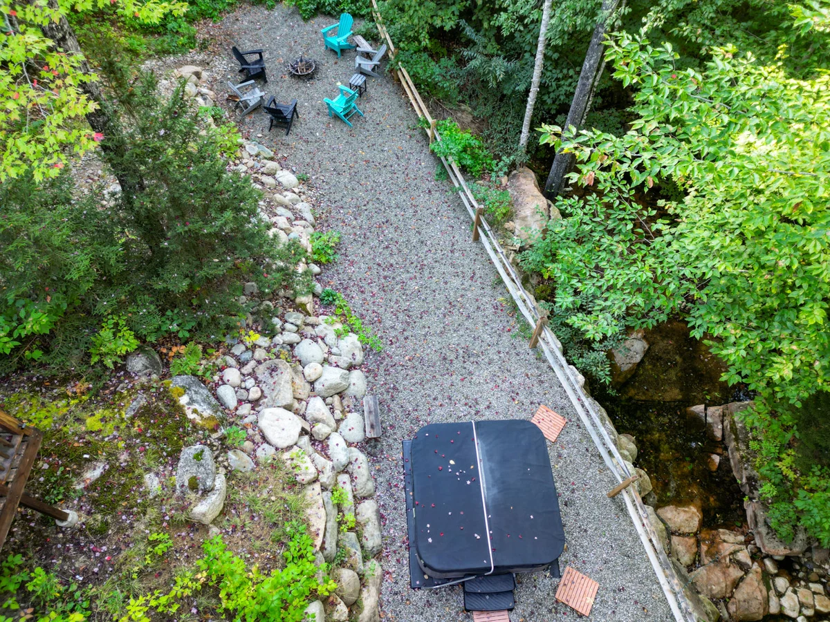 Spacious, Hot Tub, Game Room & Private Brook #58