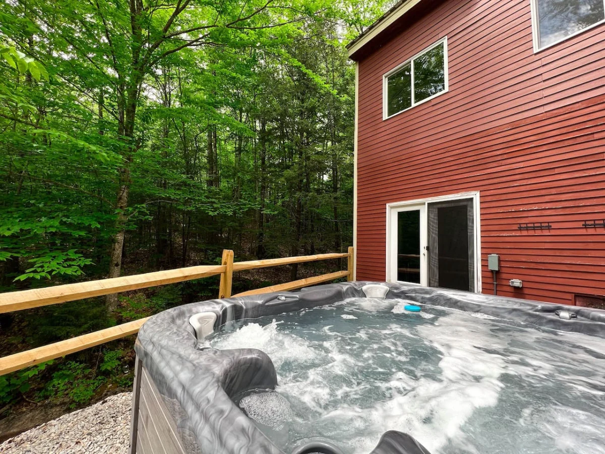 Spacious, Hot Tub, Game Room & Private Brook #35