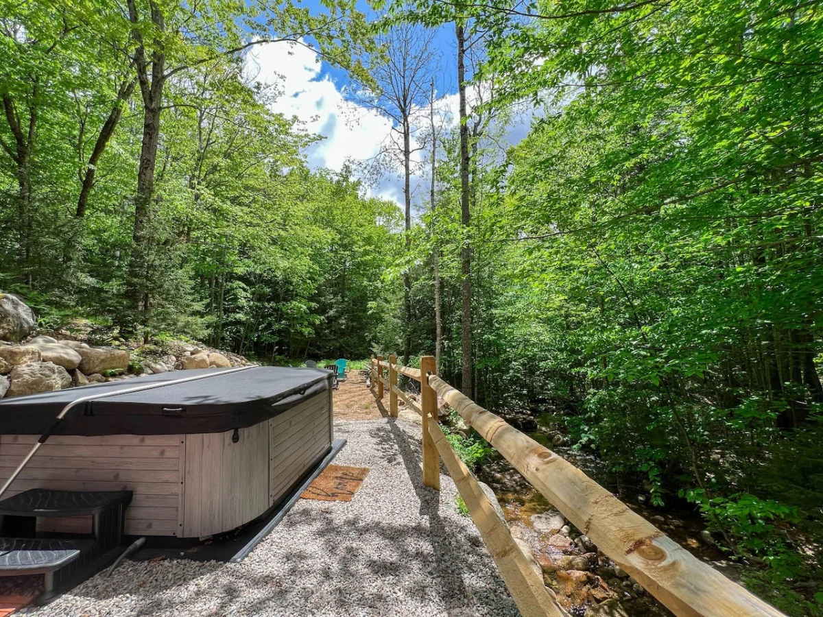 Spacious, Hot Tub, Game Room & Private Brook #52