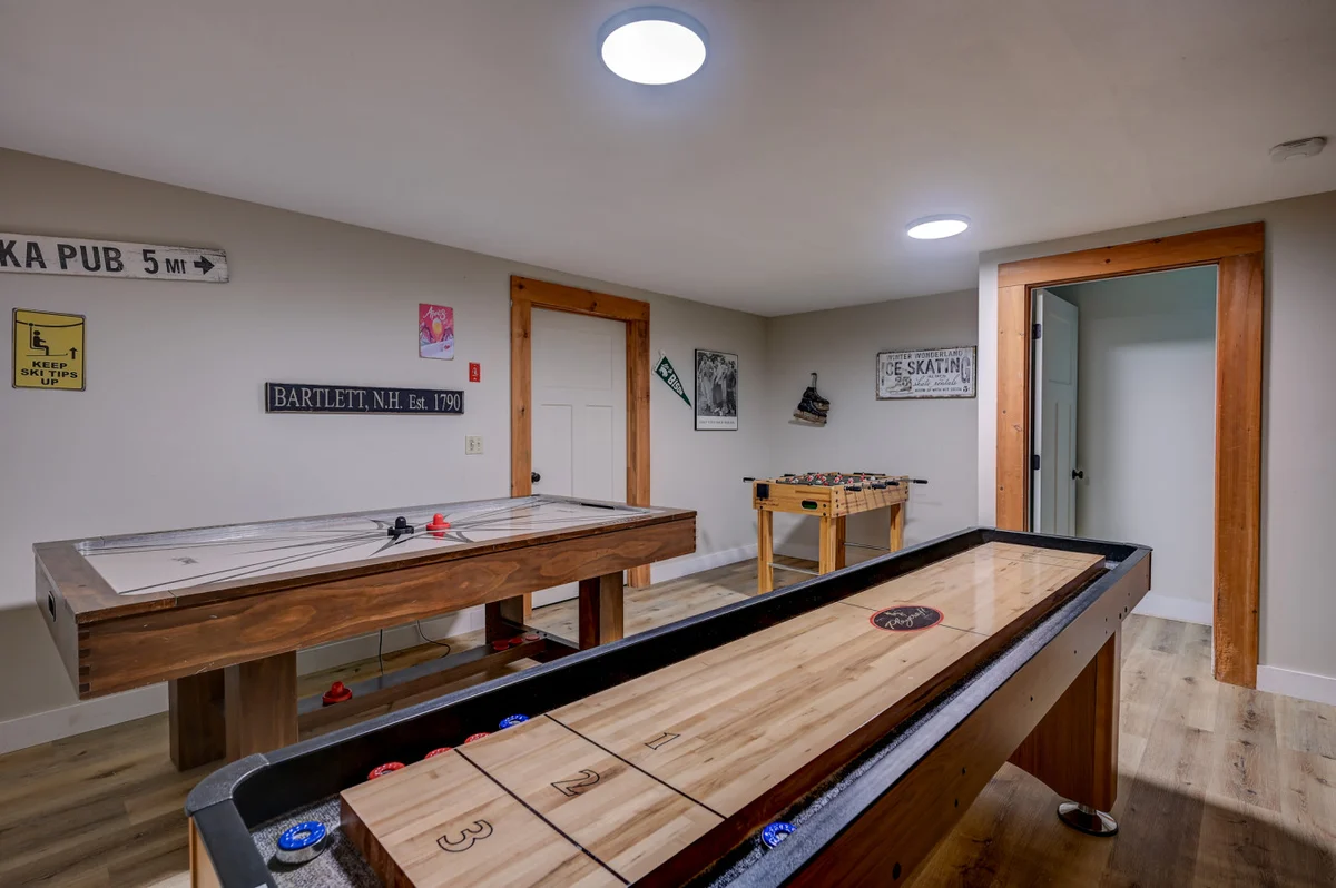 Spacious, Hot Tub, Game Room & Private Brook #49