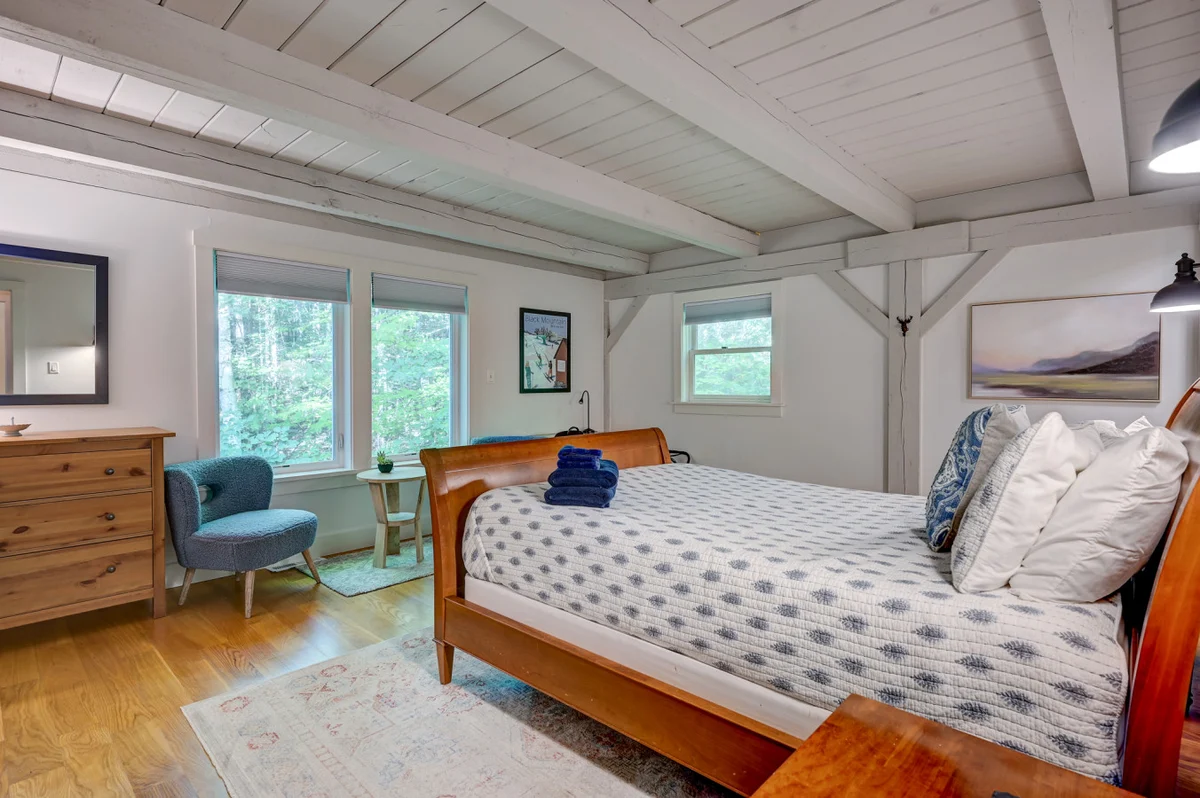 Spacious, Hot Tub, Game Room & Private Brook #85