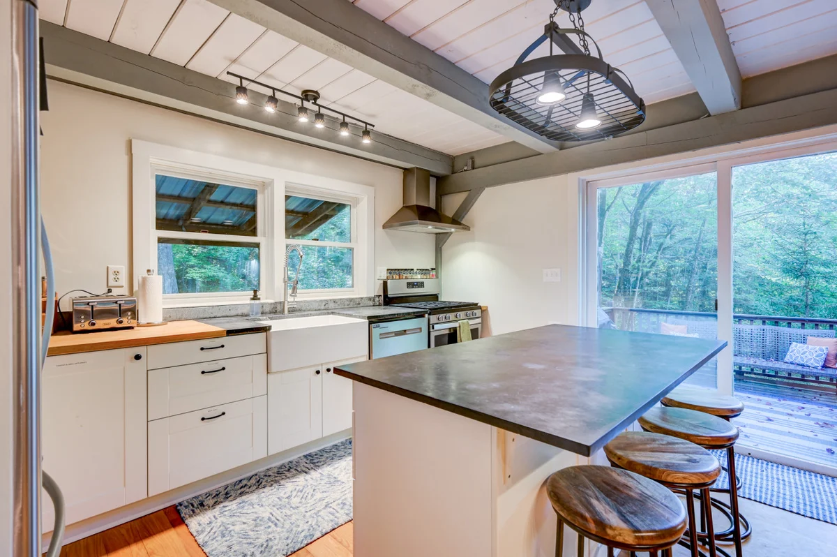 Spacious, Hot Tub, Game Room & Private Brook #50