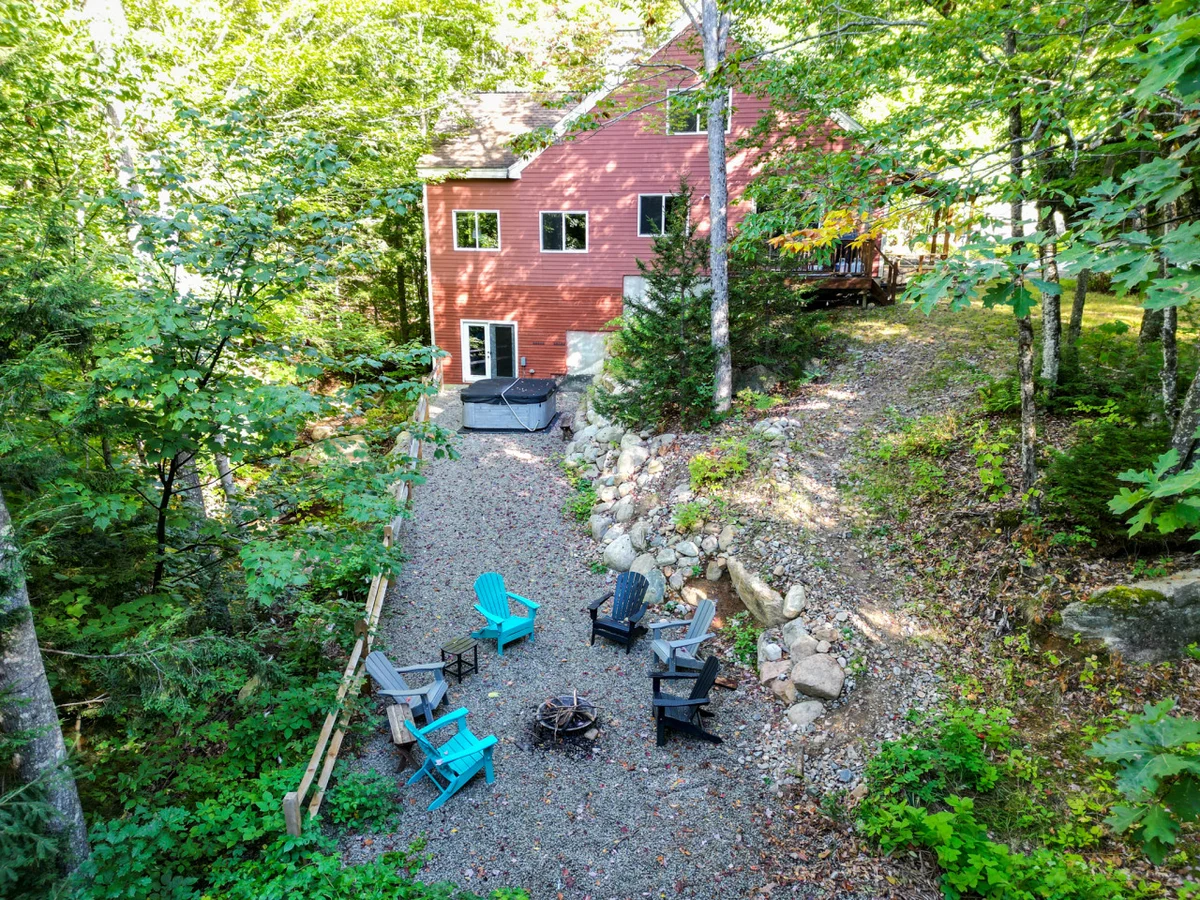 Spacious, Hot Tub, Game Room & Private Brook #68