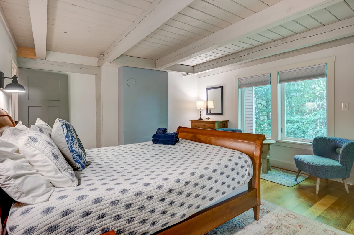 Spacious, Hot Tub, Game Room & Private Brook #86