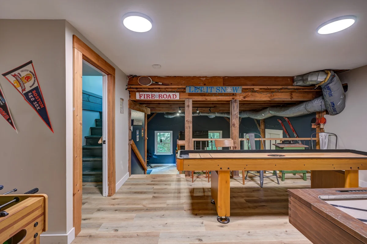 Spacious, Hot Tub, Game Room & Private Brook #53