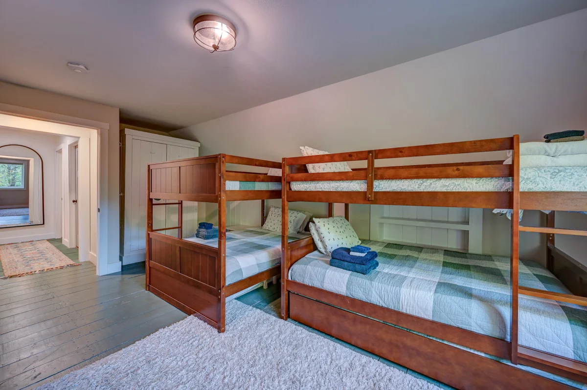 Spacious, Hot Tub, Game Room & Private Brook #31