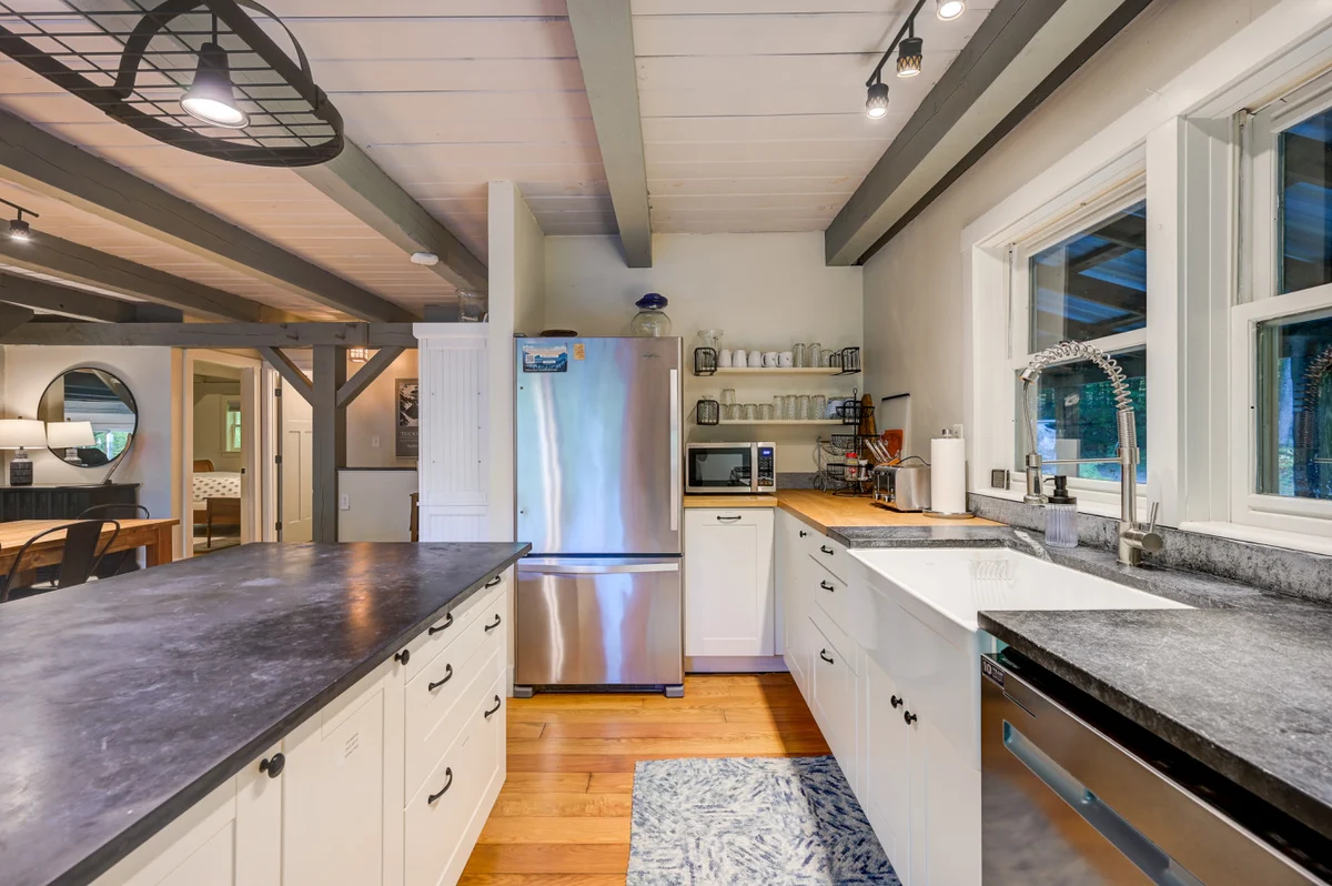 Spacious, Hot Tub, Game Room & Private Brook #54
