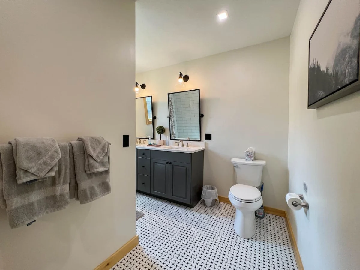 The Ledgeview Lodge | Brand New, Hot tub, Views #8