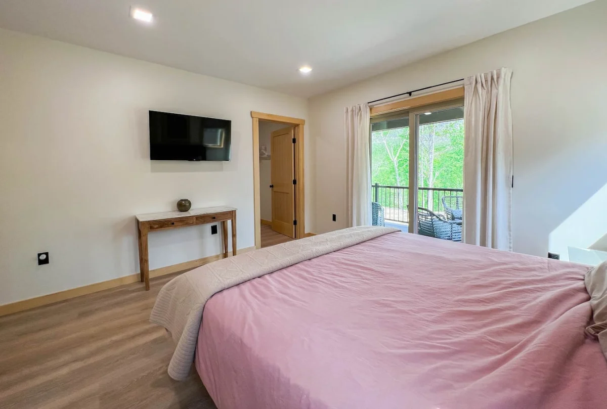The Ledgeview Lodge | Brand New, Hot tub, Views #49