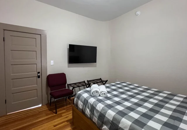 Bedroom 14 image 1