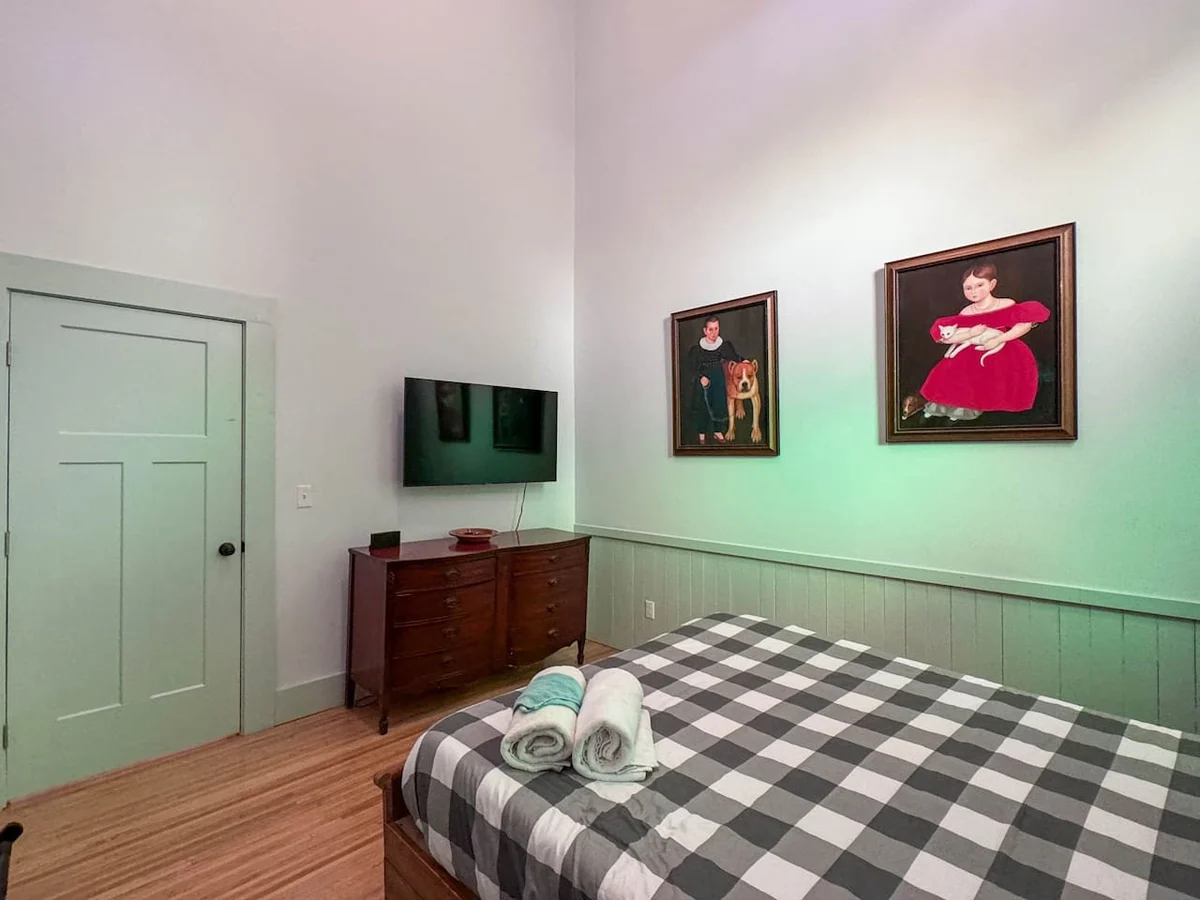 The Trilogy | Sleeps 36, 3 Hot Tubs, 19 Beds, Pond #94