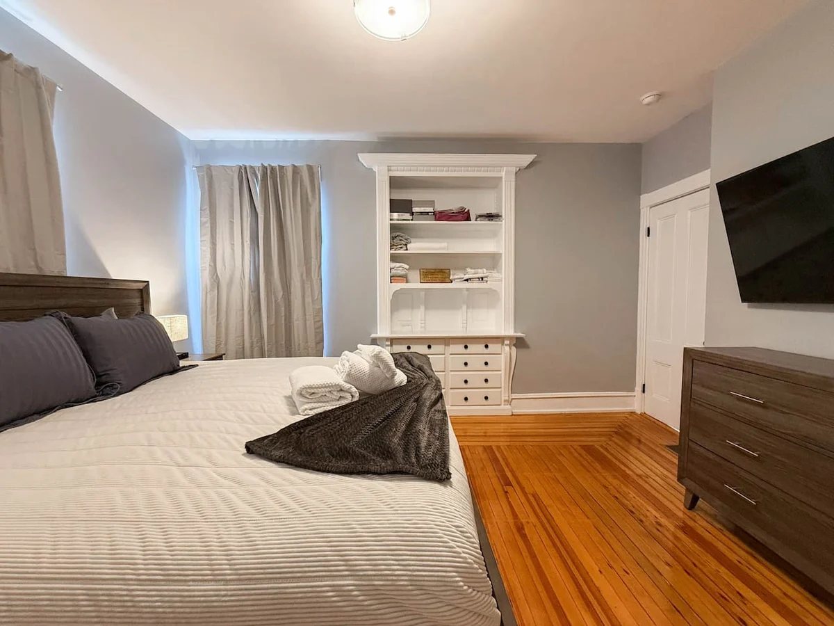 The Trilogy | Sleeps 36, 3 Hot Tubs, 19 Beds, Pond #143