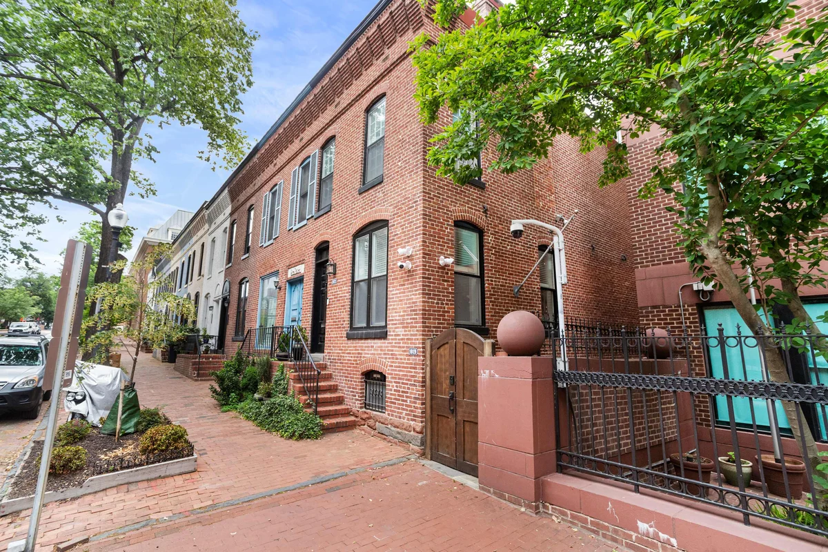 Apartment in District of Columbia property photo 2