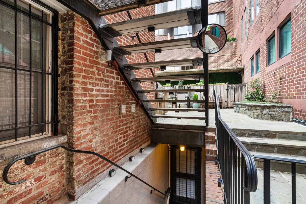 Apartment in District of Columbia property photo 3