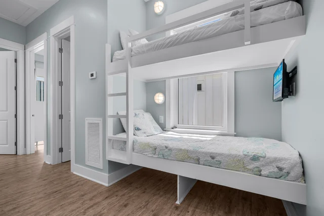 Bedroom 5 image 1