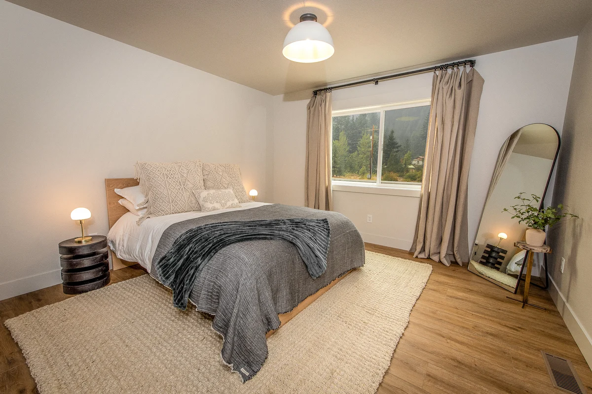 Bedroom 5 image 1