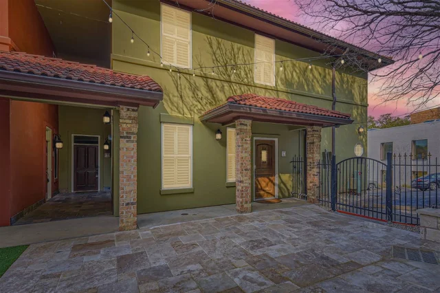 3BR condo w/ balcony & park views