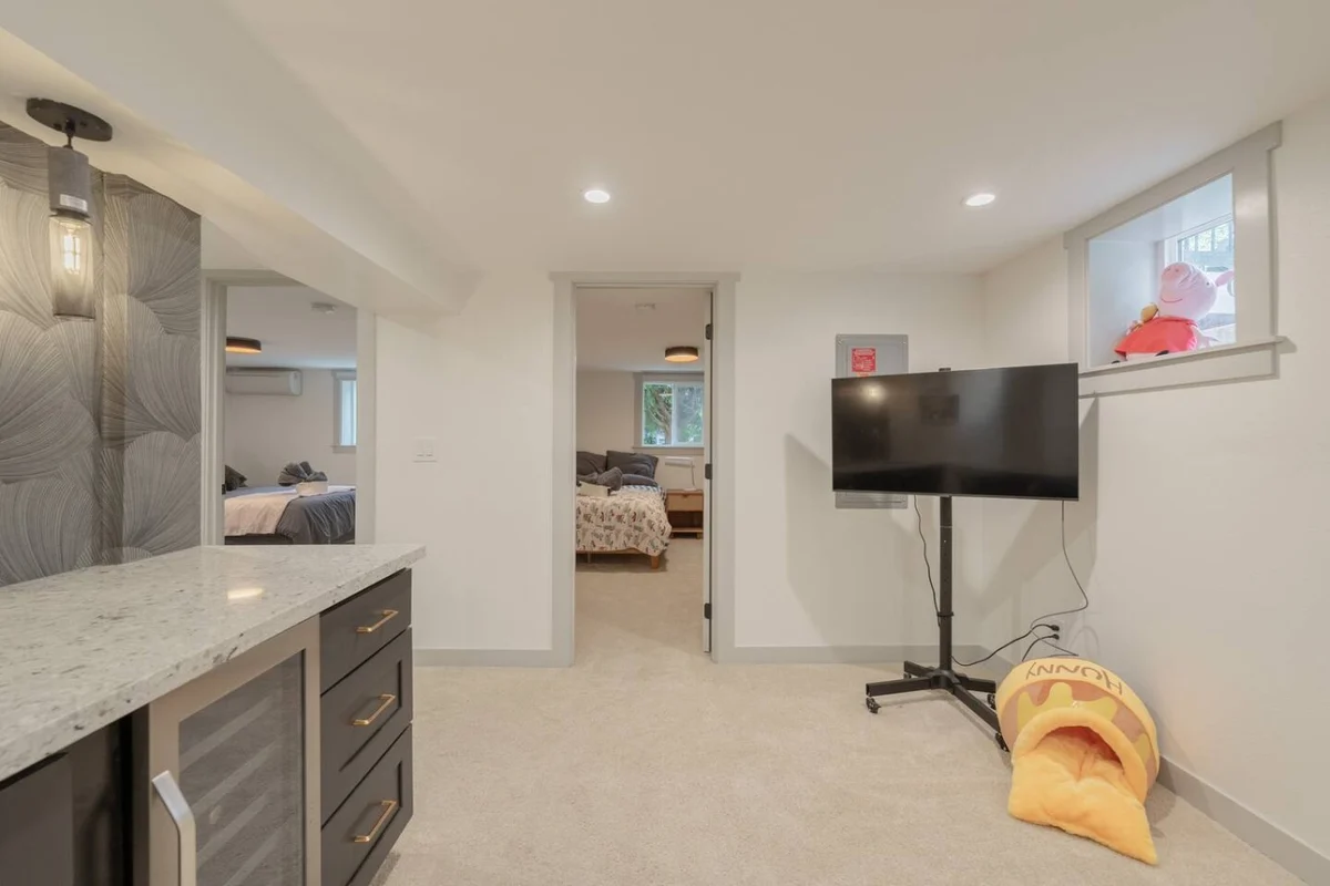 4BR Spacious home | EV charger | Near Green Lake #5