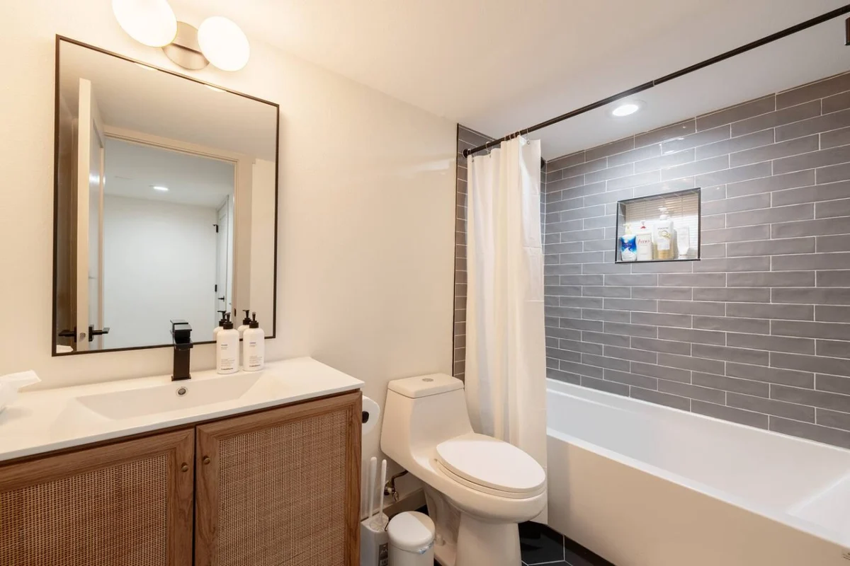 4BR Spacious home | EV charger | Near Green Lake #10
