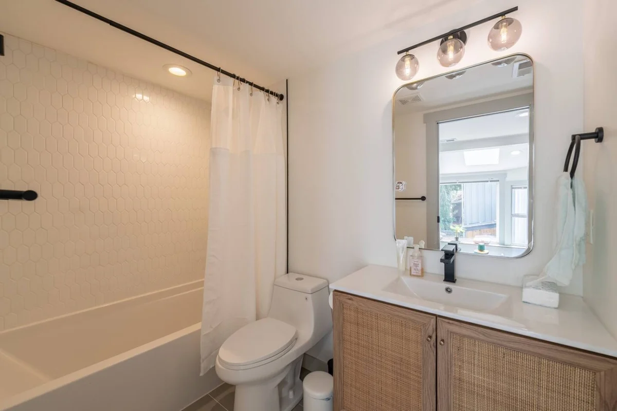4BR Spacious home | EV charger | Near Green Lake #36