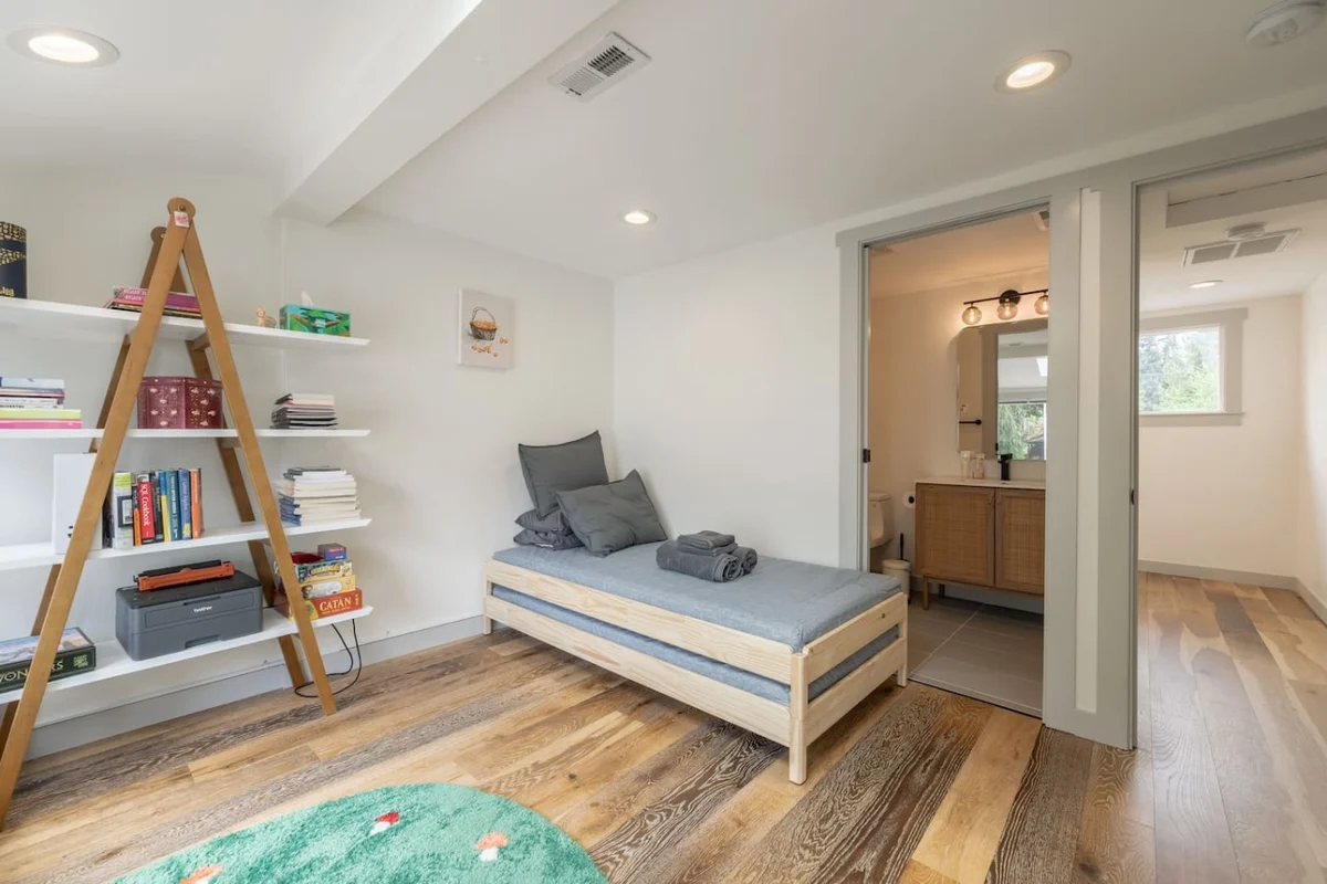 4BR Spacious home | EV charger | Near Green Lake #37