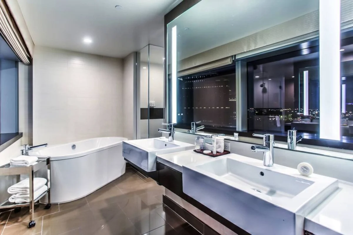 City Center! | Panoramic Corner Suite at Vdara #10