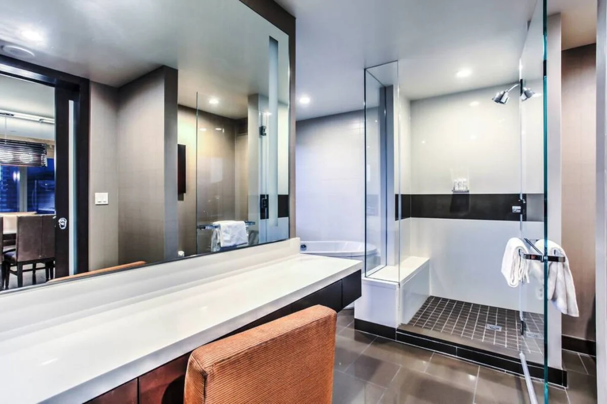 City Center! | Panoramic Corner Suite at Vdara #15