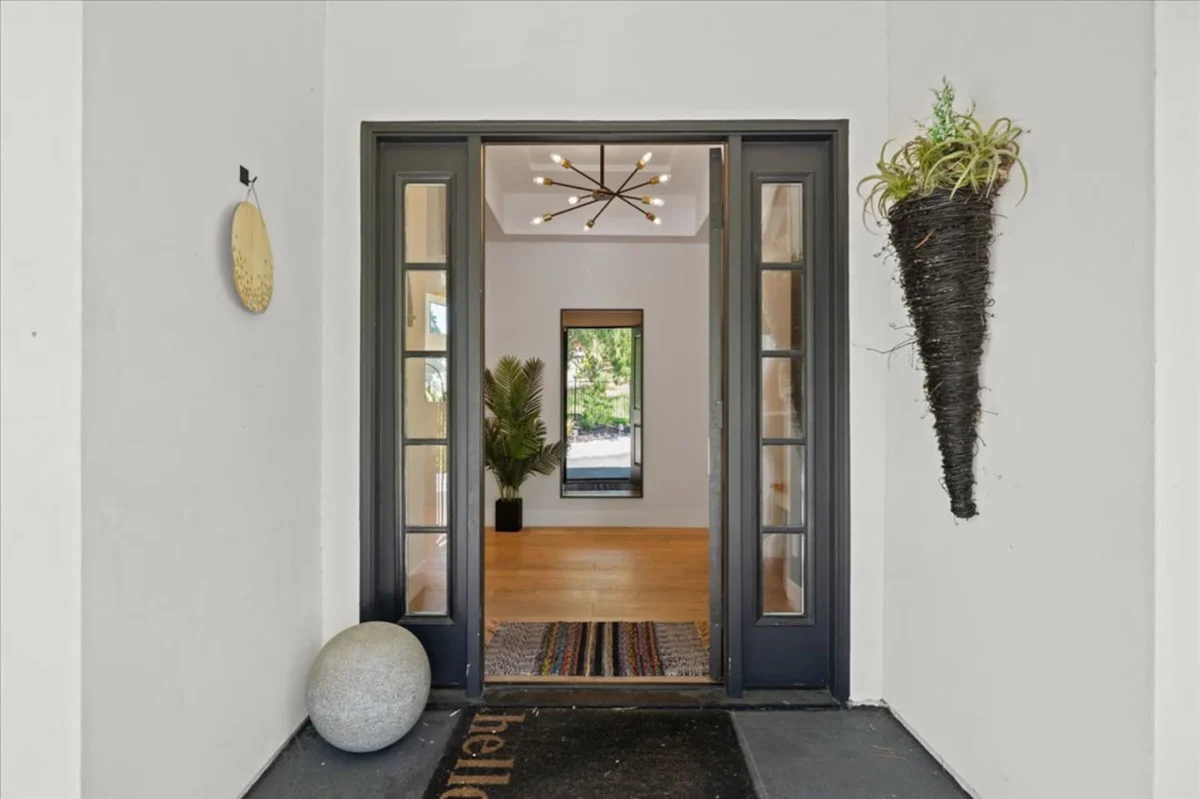 Home in Oakland property photo 3