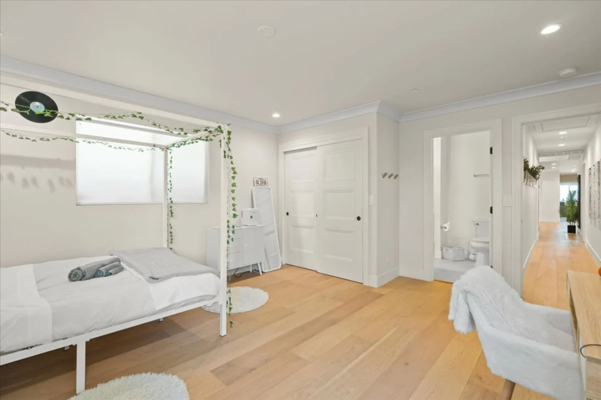 Bedroom 5 image 1