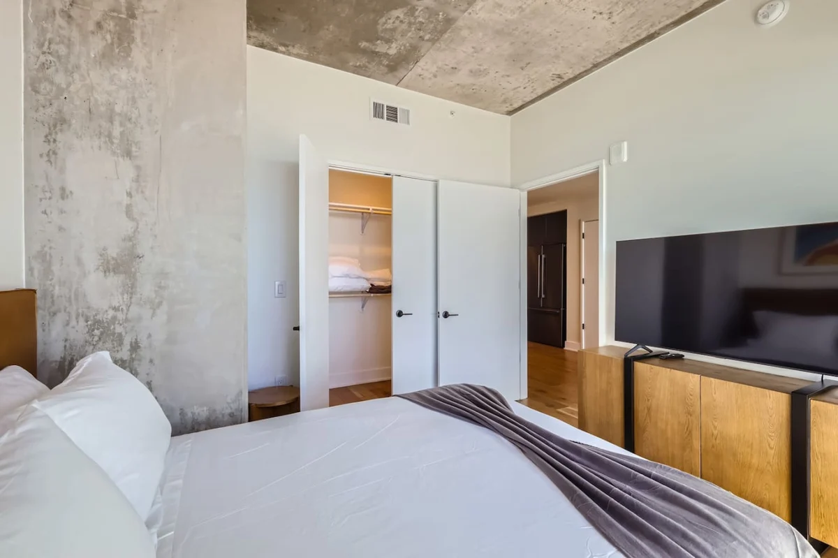 Take in the views + 1BR + Rooftop pool #9