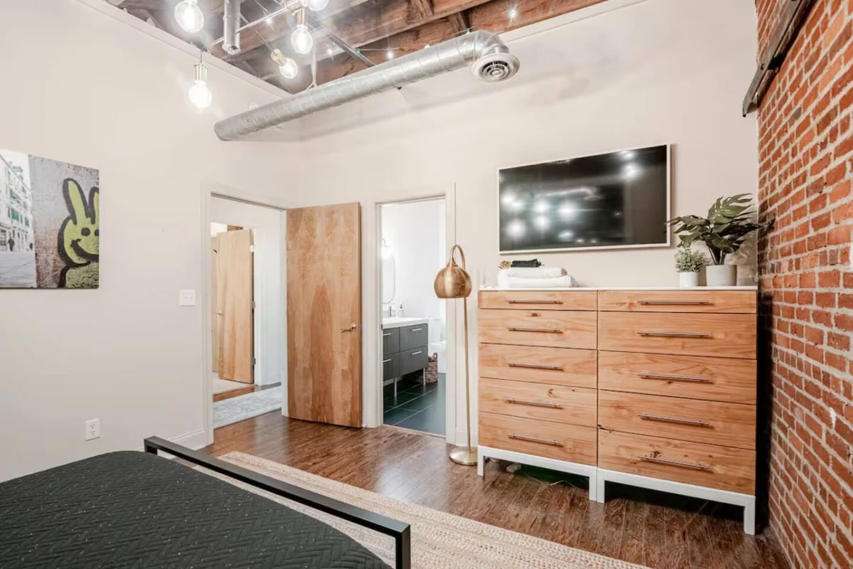 The Loft on Main, Penthouse Loft near Main Street #18