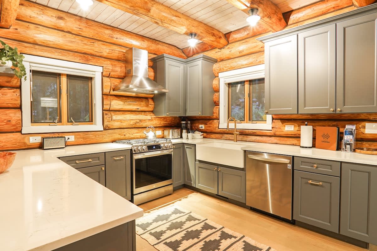 Mt Baker Ski Retreat with Three King Bedrooms Hot Tub Fireplaces and Bunk Room property photo 4