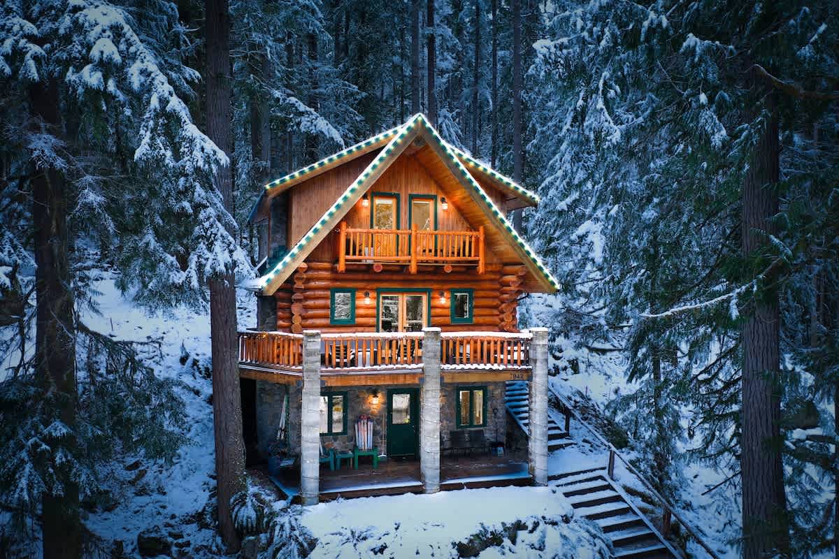 Mt Baker Ski Retreat with Three King Bedrooms Hot Tub Fireplaces and Bunk Room property photo 1