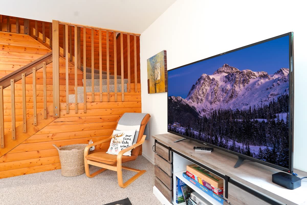 Mt Baker Retreat Hot tub, EV Charger & Bunk RM #8