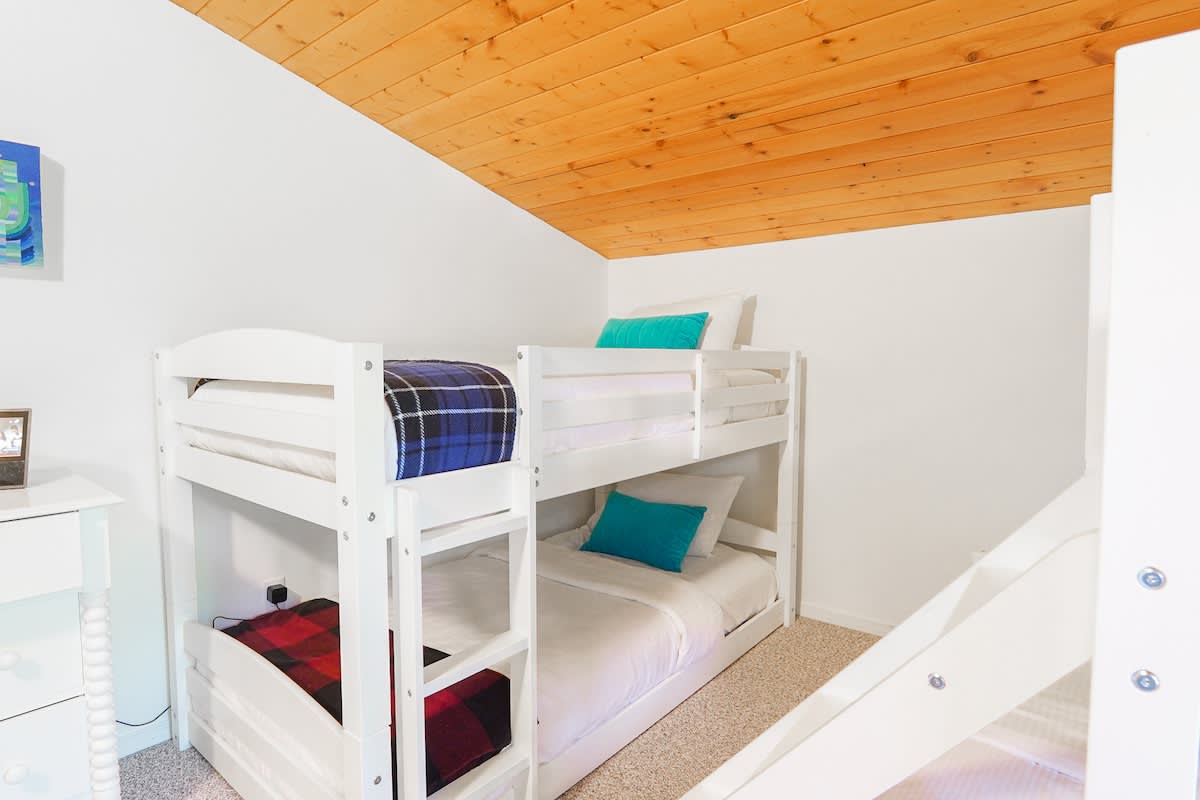 Mt Baker Retreat Hot tub, EV Charger & Bunk RM #12