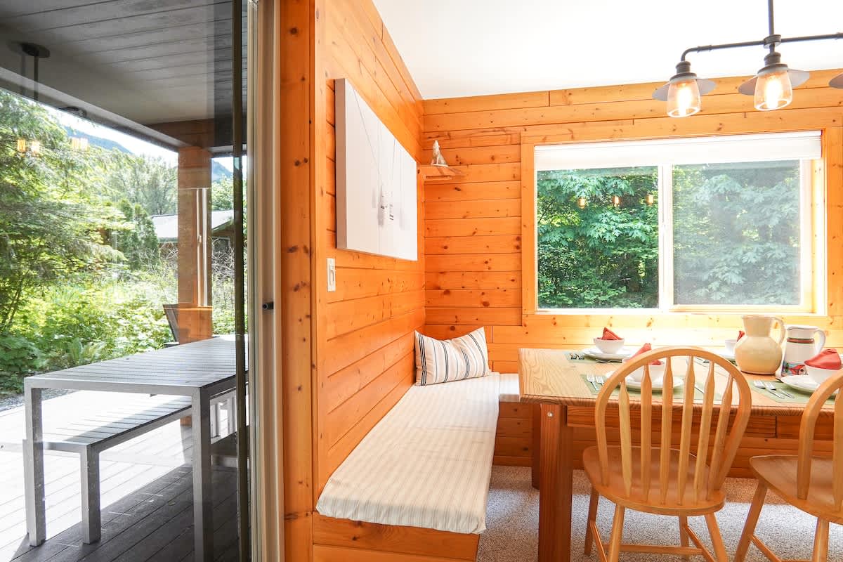 Mt Baker Retreat Hot tub, EV Charger & Bunk RM #39