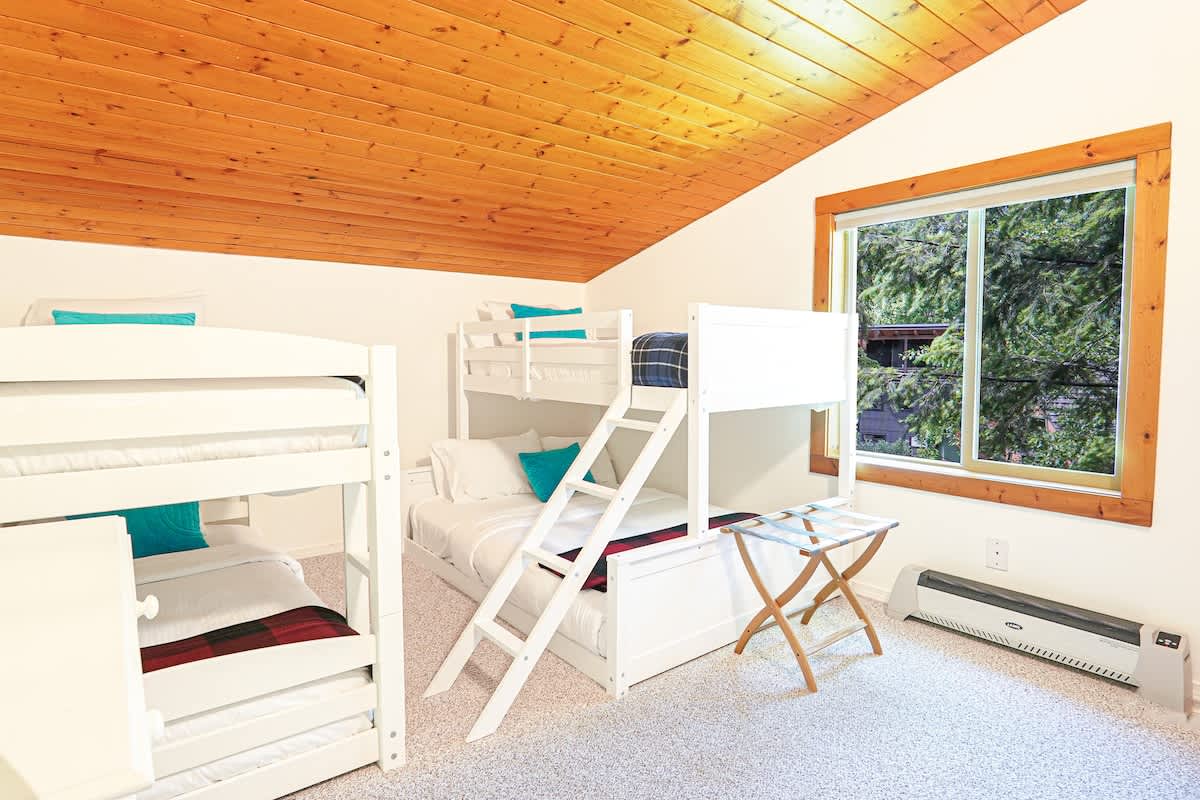 Mt Baker Retreat Hot tub, EV Charger & Bunk RM #37