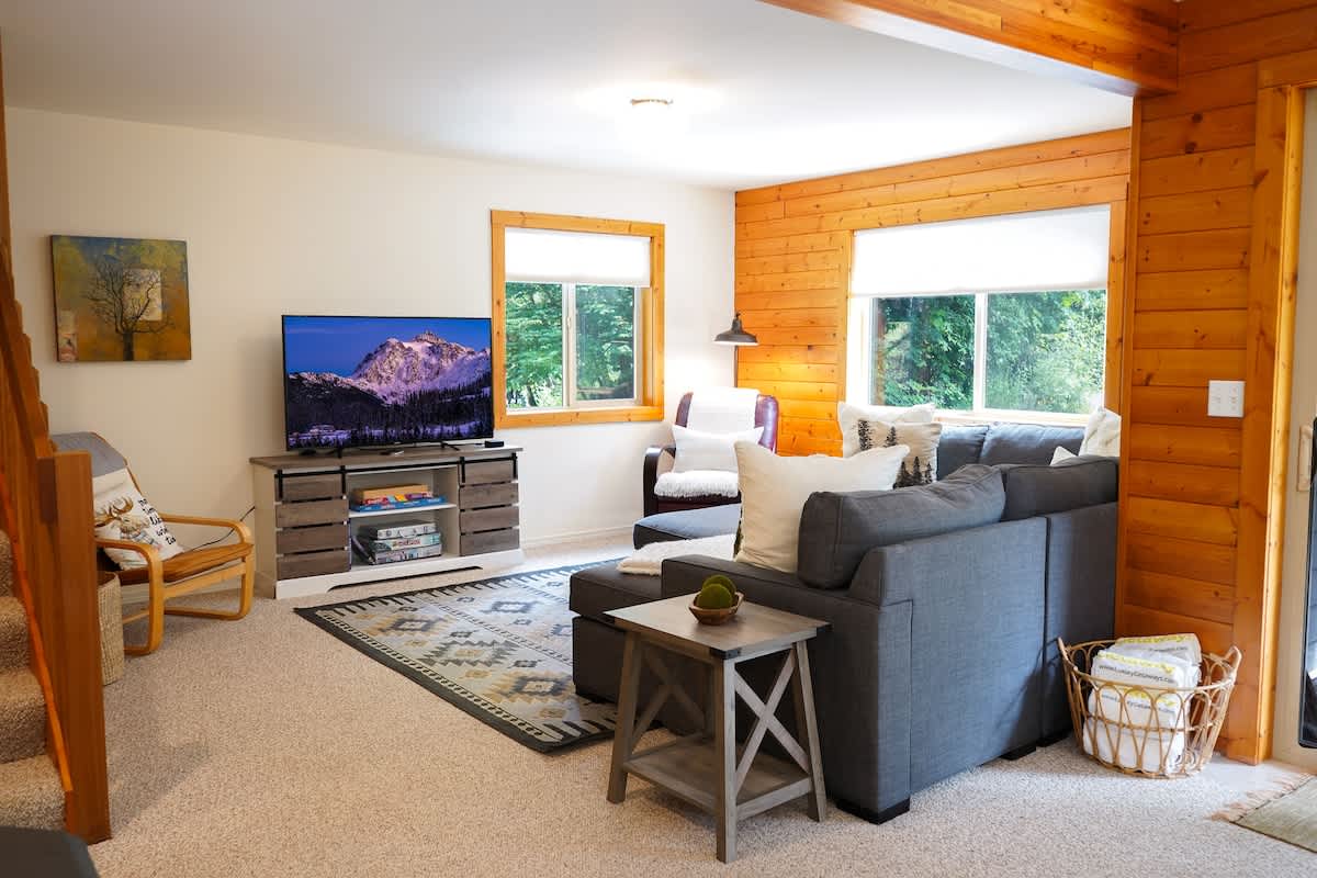 Mt Baker Retreat Hot tub, EV Charger & Bunk RM #51