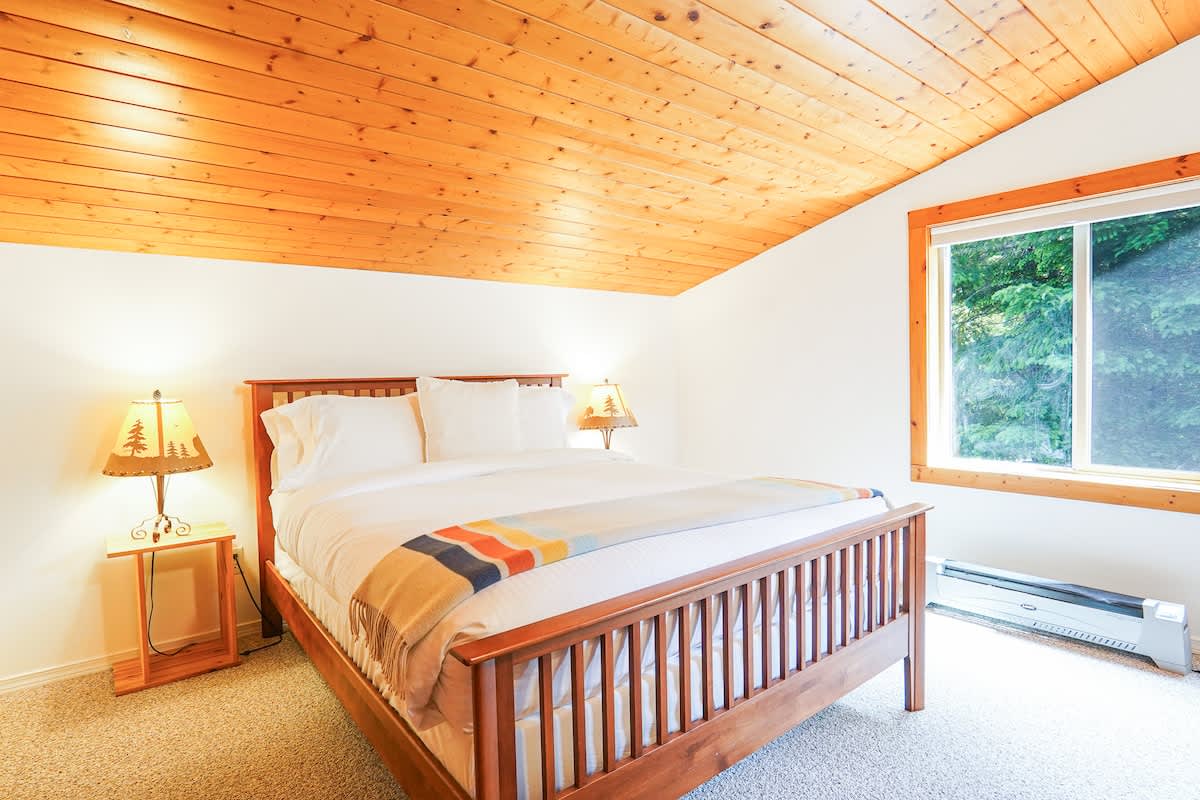 Mt Baker Retreat Hot tub, EV Charger & Bunk RM #25