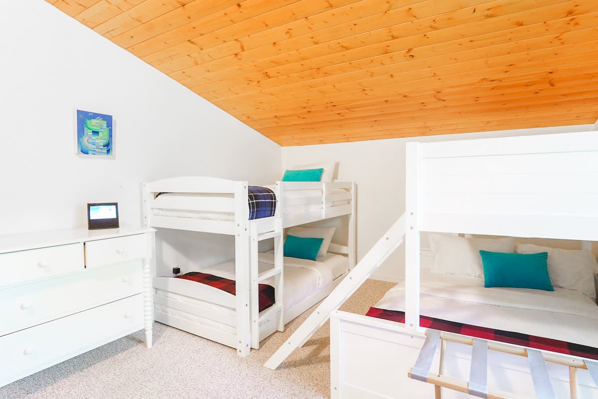 Mt Baker Retreat Hot tub, EV Charger & Bunk RM #30
