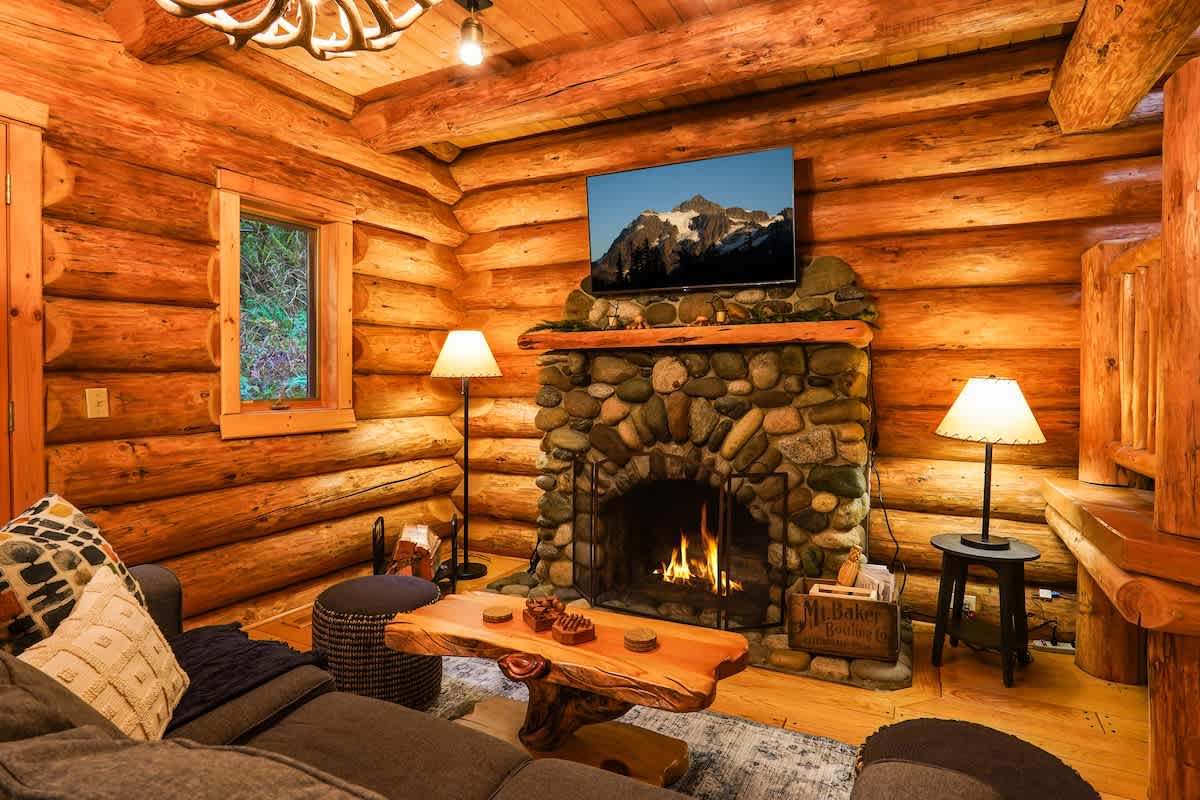 Mt Baker Storybook Cabin Hot Tub & Fireplace