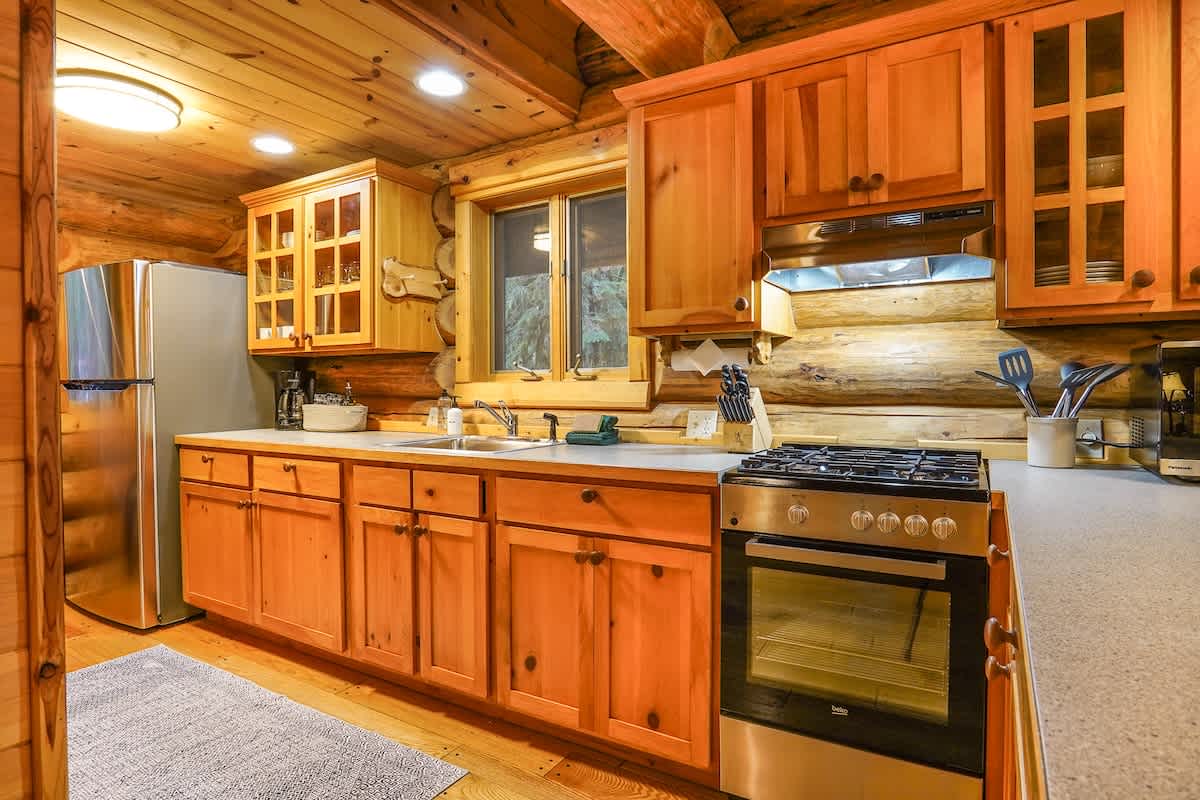 Mt Baker Storybook Cabin Hot Tub & Fireplace #9